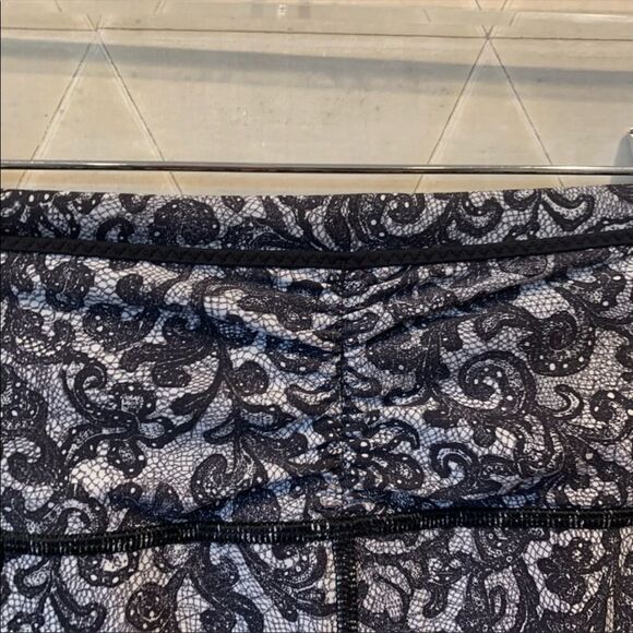 Lululemon Outrun 17" Crop Lace White Black - Picture 11 of 13